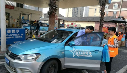 對(duì)車窗拋物說不!長(zhǎng)沙環(huán)衛(wèi)局免費(fèi)發(fā)放2000個(gè)車載垃圾桶